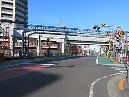 自動化され、連続立体交差事業中の南側の踏切（2018年1月7日）