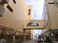 A館(左)とB館(右)、そして2つの建物を結ぶ連絡通路(中央)。写真中央の道路「秋の小路」沿いのA館・B館敷地内にはポケットパークが設けられていた