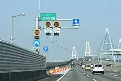 画像左 : 1998年（平成10年）4月時点の第二東海自動車道の計画概要図。1989年（平成元年）に横浜市 - 東海市間296 kmが基本計画路線として制定されて以降、順次整備計画路線に格上げされていった。図はその過度期のもの。なお、IC、JCT名称は当時開通済みの名古屋南IC - 飛島IC間を除いて全て仮称である。路線は東名と並行して途中で連絡路を介して接続するダブルネットワークの形態が採用された。典拠：『第二東名・名神高速道路 計画概要』日本道路公団、平成10年4月（豊田市中央図書館蔵）画像右 : 1989年（平成元年）2月に横浜市から東海市までの区間が第二東名としては初の高速自動車国道の路線に指定された。画像は高速自動車国道の指定を受けた区間の最西端部（愛知県東海市新宝町）。これより先、第二東海自動車道の終点部（名古屋市港区）までの約4 km区間は一般有料道路事業が先行したことから、高速自動車国道の指定からは除かれている。