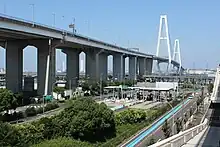 画像左：伊勢湾岸自動車道は基本往復6車線、設計速度100 km/hで運用。画像右：名古屋港の各ふ頭に乗り入れることが伊勢湾岸自動車道の特徴である。画像は金城ふ頭に敷設された名港中央IC。なお港を高規格幹線道路が貫くのは名古屋港のみである。