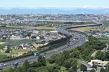 画像左:刈谷PA付近から名古屋港方面を望む。路線は一部区間で曲線半径が小さく、蛇行型となっている。画像右:ダイヤモンド型を採用した豊田南IC。愛知県道56号名古屋岡崎線と直接接続し、国道419号、国道155号、衣浦豊田道路と間接接続する。