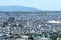 みえ川越IC - 四日市JCT間を望む。依然市街地内であるものの少しずつ山間部の色彩を帯びてくる。奥の山は鈴鹿セブンマウンテン。