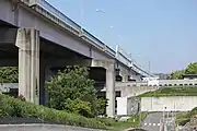 大府IC付近で知多半島道路と直角交差する。ここで中部国際空港、半田方面と連絡。