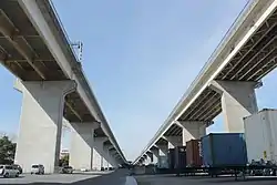 画像左 : 伊勢湾岸自動車道の飛島高架橋。右側が1985年開通、左側が1998年開通。右側の従来のタイプは主桁間隔を約3&nbsp;m、本数を7本としたが、左側では間隔を倍にして主桁本数を3本に減らした。画像右 : 伊勢湾岸自動車道で先行した鋼少数主桁を新東名ではさらに改良して採用。画像は藁科川橋で、主桁は2本に減らされ、主桁間隔は11&nbsp;mに拡大された。時代の変遷により工法が大きく進化していることがわかる。