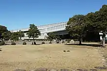 愛知県弥富野鳥園から見た伊勢湾岸自動車道。