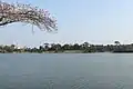 風致地区の岩ヶ池。景観に配慮して高速道路の高さを抑えた（右奥）。左奥は刈谷PA。