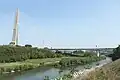矢作川の澪筋を避けて建設された中間橋脚（右側）。