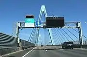 トレーラーの走行位置の規制標識。伊勢湾岸道路開通に伴って新設された標識でもある。