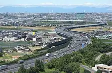 第二東名としては中京地区が最も早い開通を見たが、東京 - 名古屋 - 神戸間の国土軸を形成するのはしばらく後のことで、当面は当該地区のネットワーク構築が優先されることから路線名も伊勢湾岸自動車道を称した。画像左 : 第二東名として最初の開通区間である名古屋南IC - 東海IC間（東海市名和町）。画像右 : 第二東名として先行開通した豊田東JCT以西の区間を刈谷ハイウェイオアシスから望む。画像奥の名港トリトンの主塔が垣間見えるところが第二東海自動車道の終点の名古屋港方面。