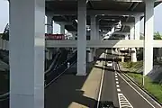 複雑に入り組む豊田JCT方面のランプウェイ付近。横断する鉄道は名鉄三河線。