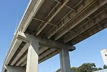 画像左:飛島高架橋。右側が一期線、左側が二期線。一期線は主桁間隔を約3 mとしたが、二期線は倍に拡大して主桁本数を減らした。画像右:橋脚の手前側主桁が鈑桁、奥側主桁が箱桁。双方とも合理化設計とした。