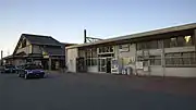 石部駅コミュニティハウス(左奥)と駅舎(右手前)