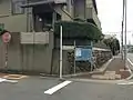 旧矢田川堤防上に建つ民家