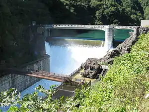 放流中の宮ヶ瀬副ダム(石小屋ダム)