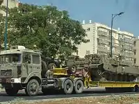 戦車運搬車に積載されたプーマ戦闘工兵車。