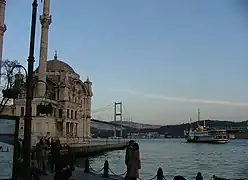 オルタキョイ・モスクと夕暮れのボスポラス海峡(イスタンブール)