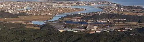 五十鈴川の河口付近で合流する勢田川、左上部にその水門、その下流側に一色大橋、最上端に宮川