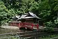 池の中にある本殿と拝殿