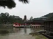 厳島神社拝殿の背後に見えるのが千畳閣と五重塔