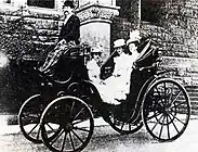 (参考)アイバンホー電気自動車。トロントのカナディアン・モーター社(英語版)が、1899年にオンタリオ州の高級馬車コーチビルダーのウィリアム・グレイ・アンド・ソン社(英語版)にボディを作らせて完成させた車両。