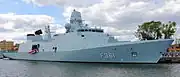 就役直後の「イーヴァル・ヒュイトフェルト」。艦首甲板の砲は未設置である。