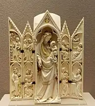 抱擁する聖母が彫られた象牙製の聖櫃(フランス、14世紀末、ルーブル美術館蔵)