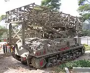 車体右舷後方側。発射機が後ろ向きでトラベルロックにより固定されている。イスラエル砲兵隊博物館の展示車両。
