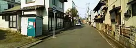 元祝町方から見た祝町。昭和後期から平成期に建設された30坪程の低層住宅が大半を占める。祝町を含めた一帯は沖積平野のため高低差のない平坦な地形になっている。