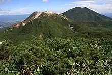 ニトヌプリ山頂から眺めたイワオヌプリ（左）とニセコアンヌプリ（右）（2012年）