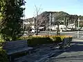歩道に設置されたベンチ岩崎戸羽川交差点
