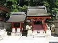 石清水八幡宮の摂社・気比社(左)と水若宮社(重文)