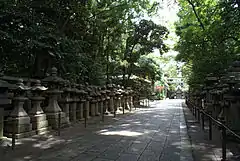 春日型石灯籠群(石清水八幡宮上院参道)。