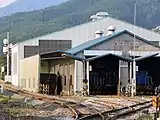 盛駅の岩手石橋側に設けられた車両工場（2006年10月9日）