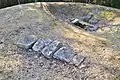 墳頂の埋葬施設群中央右奥に竪穴式石室。