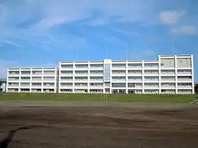 グラウンドから見た校舎
