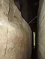 本堂背後の岩壁