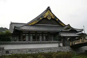 吉田陣屋を模擬復元した外観をもつ簡野道明記念吉田町図書館