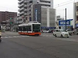 国道上を走行する本町線電車