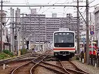 構内では鉄道線を軌道線が斜めに横切る
