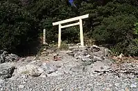 一の鳥居海岸に立つ一の鳥居。左には「式内 伊射波神社」の石標が立っている。