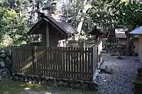 本殿平成13年(2001年)に拝殿と共に建てられた。右奥には参集所が見える。