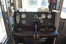 伊豆急行8000系(元東急8000系)の運転台。1969年(昭和44年)に日本の量産車で初めてワンハンドルマスコンを採用した例。