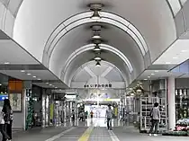 駅入り口と構内商店（2009年6月）