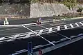 都市計画道路中田さちが丘線を横断する歩行者横断指導線(神奈川県横浜市泉区岡津町)。