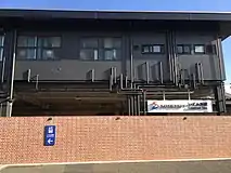 リニューアル後のいずみ野駅駅舎、外壁の一部（塀）はレンガ造りとなっている〈2017年10月〉