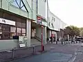 2021年2月の駅前の様子。右奥にバス停。中央やや右に当時営業中のTRAINS。