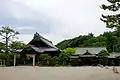 事務所棟（右の建物）改築前の祖霊社。祖霊社では出雲大社教の葬祭および法事を行う。