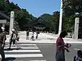 本部棟である「おくにがえり会館」(左)と神楽殿（正面）。おくにがえり会館の2階には出雲大社教の結婚式場がある。