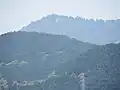 山頂に大師堂が見える（十夜ヶ橋より