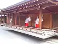 神楽殿での巫女の舞